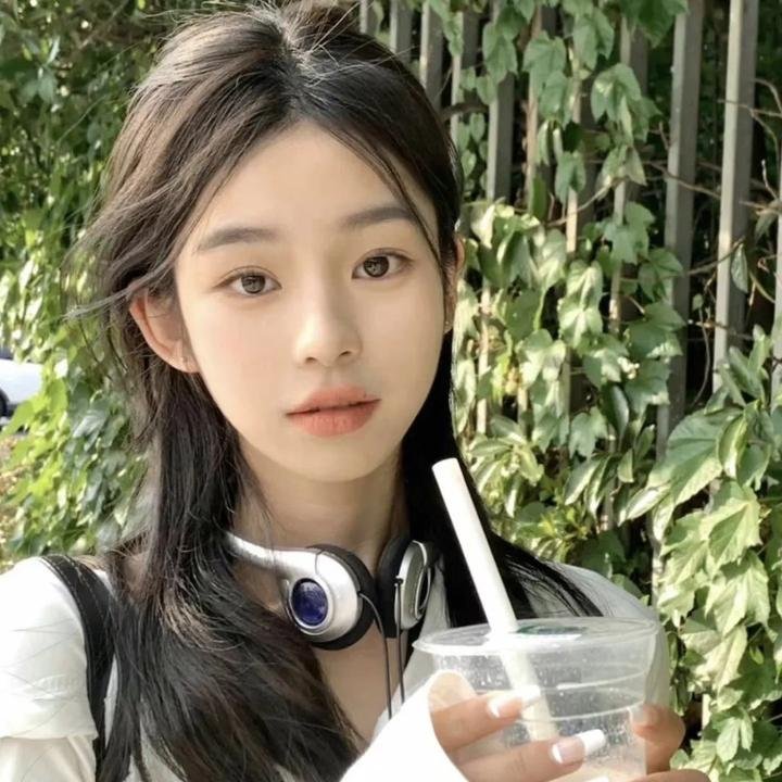 校园实拍：某影后之女酒吧消费天价，被批炫富